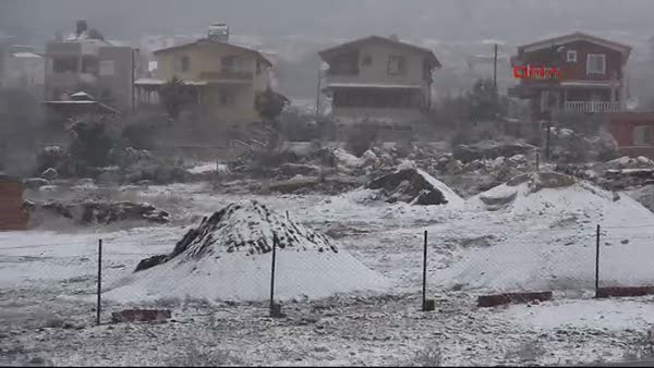 Mersin'e kar yağdı