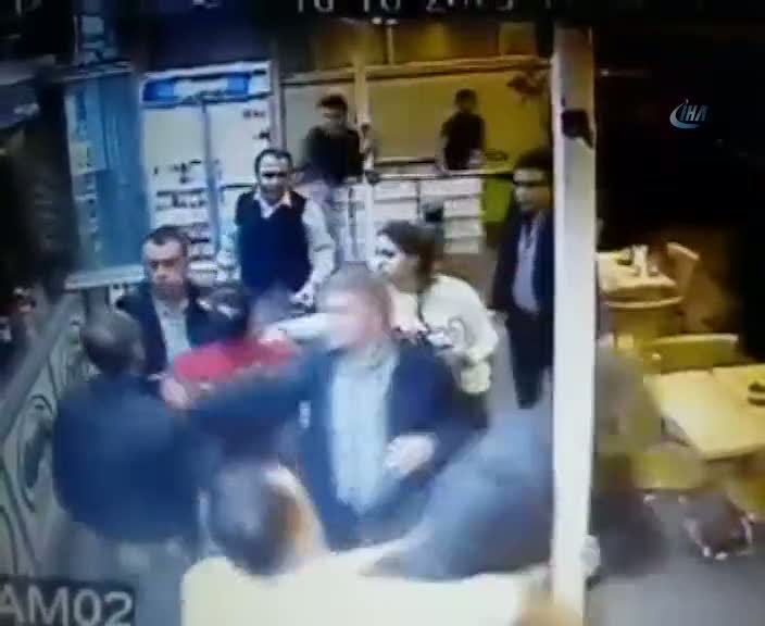 Uçan tekmeli, döner bıçaklı ve sopalı kavga kamerada