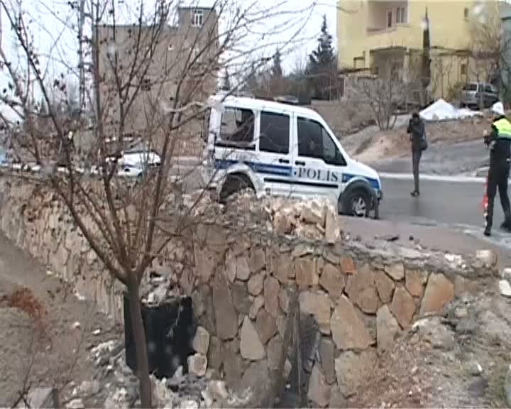 Polis ekipleri buzlu yolda ölümden döndü