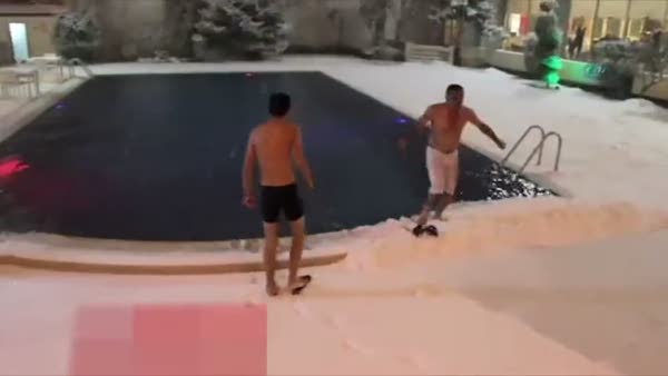 Lapa lapa kar yağışı altında havuz sefası