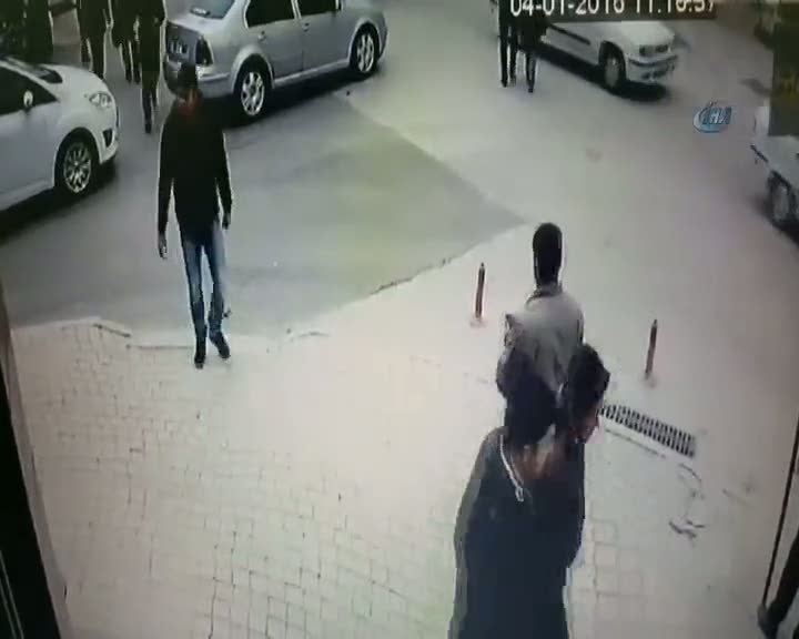 Tipi hoşuna gitmeyen adamı böyle bıçakladı