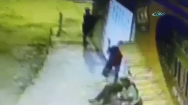 Gürültüye kızdı satırla böyle saldırdı