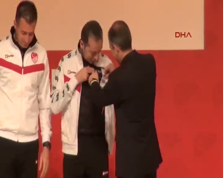 34 hakeme FIFA kokardı takıldı