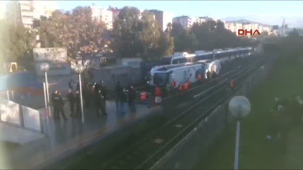 İzmir'de metro vagonu devrildi