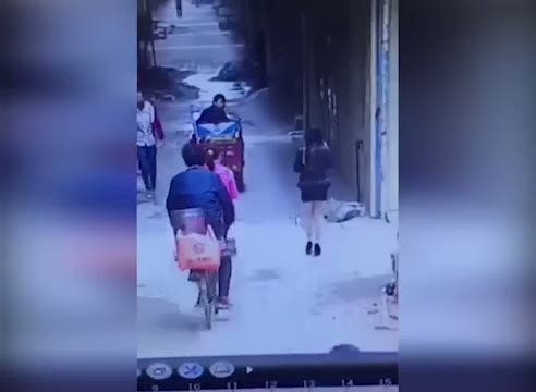 Sokak ortasında eteğini yırtıp iç çamaşırını çaldı