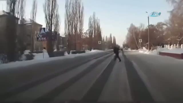 Alkollü adam kar yığınında sızdı