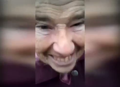 Bu ninenin eğlence anlayışı şaşırtıcı