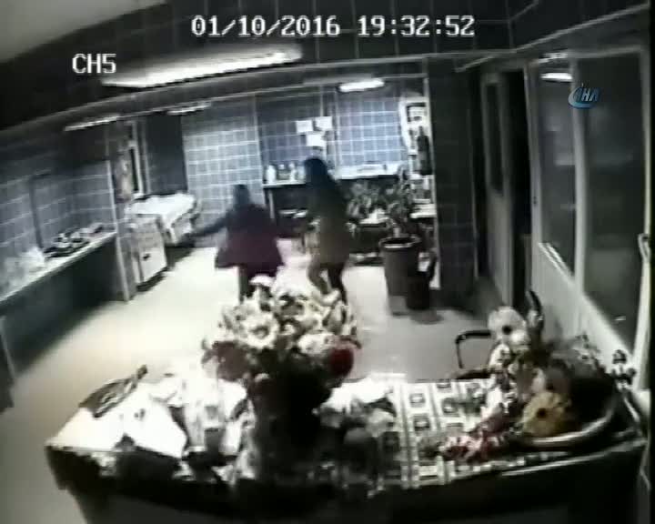 Depreme böyle yakalandılar... Panik anları kamerada