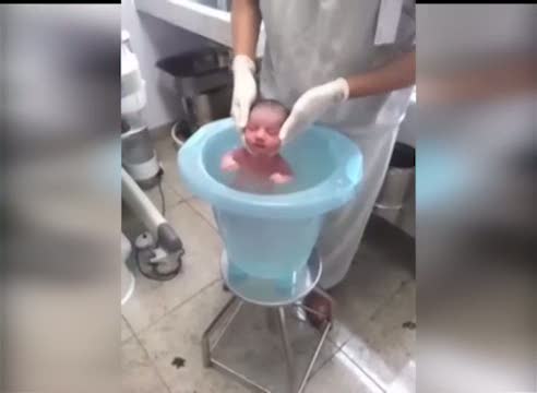 Yeni doğan bebeğin ilk banyosu nasıl yapılır?