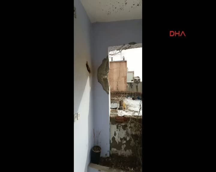 Şırnak'ta PKK'lı teröristlerin ateşlediği roket mermisi eve isabet etti