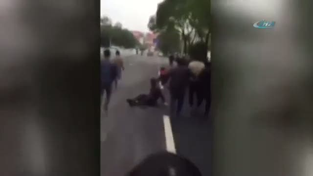 Araç eylemcilerin arasına daldı: 8 yaralı