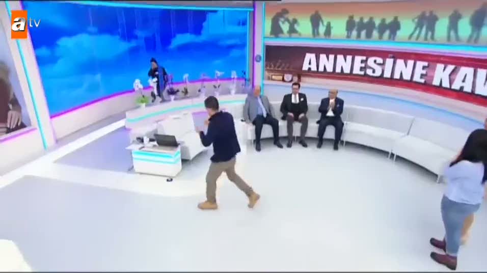 İki kardeş annelerine 26 yıl sonra kavuştu!