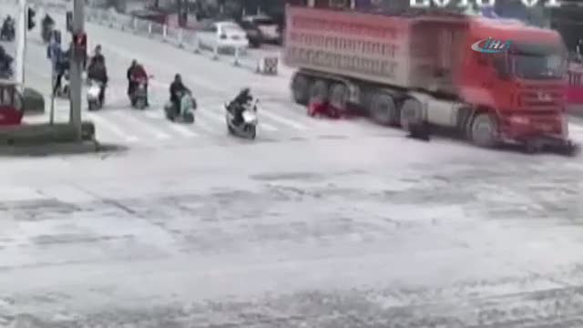 3 kadının bindiği motosiklet kamyonun altında kaldı