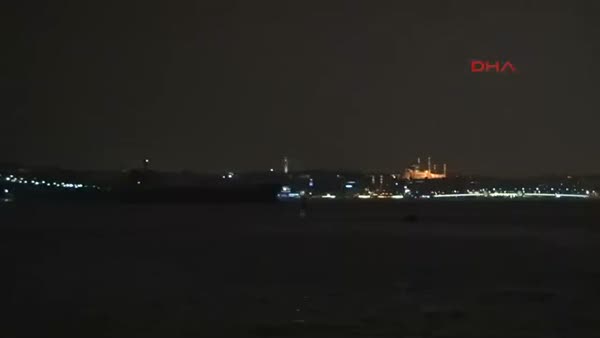 İstanbul'da şimşekler geceyi gündüze çevirdi