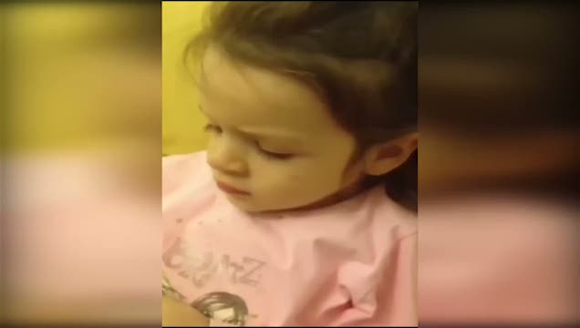 Ablası maymun olmasın diye ağlayan kız