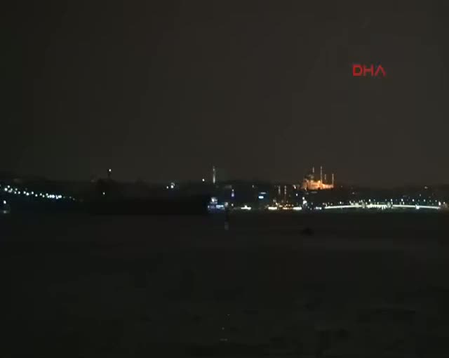 İstanbul'da şimşekler geceyi gündüze çevirdi