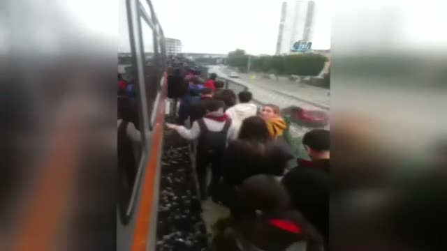 Metro bozulunca raylar cadde gibi oldu