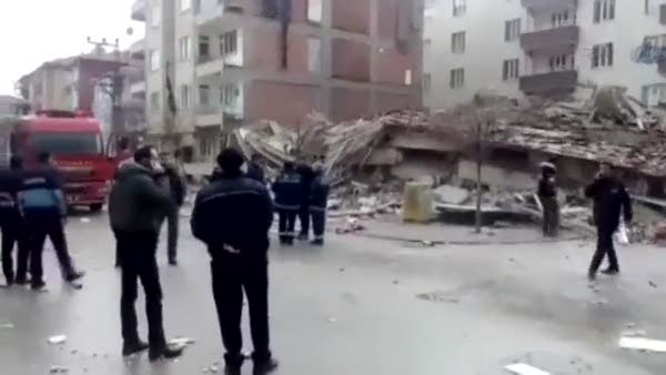 Yozgat’ta 20 daireli bina çöktü