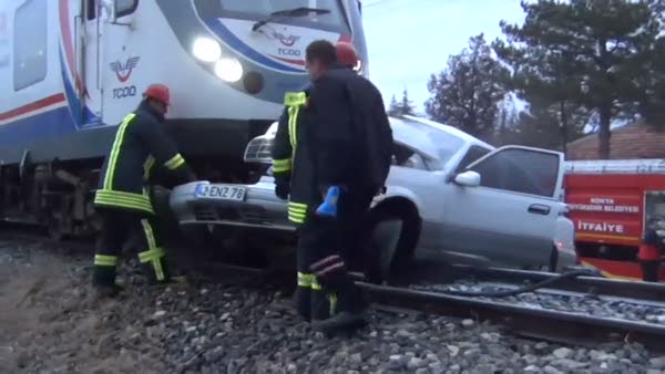 Yolcu treni otomobile çarptı: 1 ölü