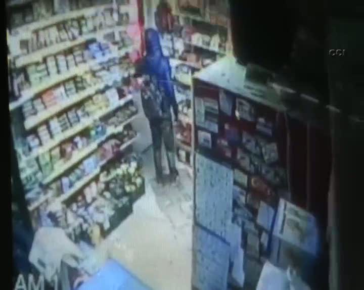 Büfe sahibi kadın, iki soyguncuya tek başına direndi