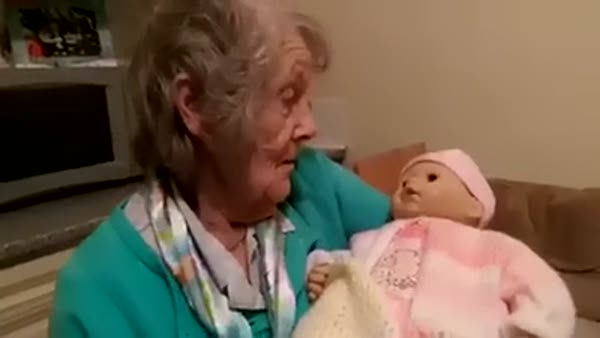 Büyükanneye torunu diye plastik bebek verdiler