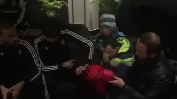 Köksal baba Beşiktaşlı hangi futbolcuyu dövdü
