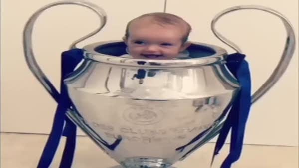 Sneijder’in minik oğlu kupaya doğdu