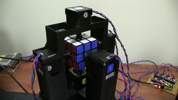 Dünyanın en hızlı rubik küpünü çözen robot