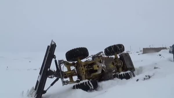 Karla mücadele çalışması yürüten iş makinesi devrildi