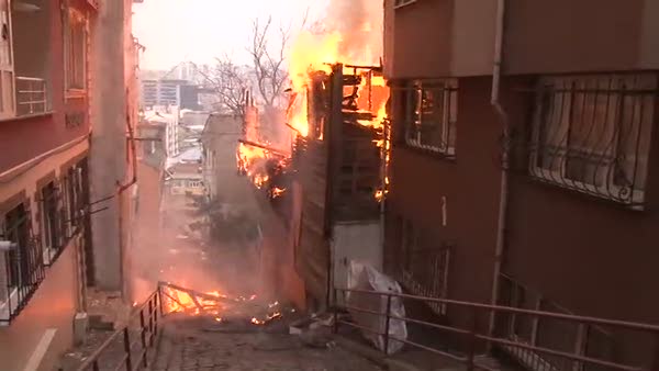 Beyoğlu’nda ahşap bina alev alev yandı