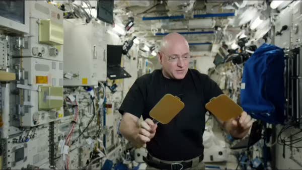 Uzayda su damlasıyla pinpon oynamak