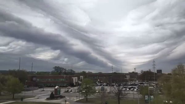 Tuhaf bulutların timelapse görüntüsü