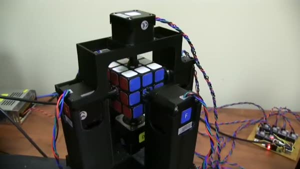 Rubik küpünü 1 saniyede çözen robot