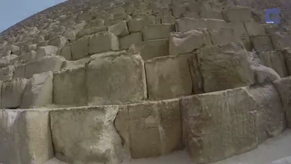Mısır'ın 4 bin yıllık piramitlerine tırmandı