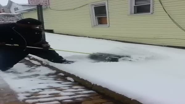 Kanada'da karla kaplı kaldırımları temizlemek