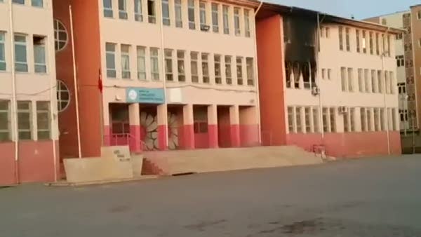 Teröristler Şırnak'ta 3 okul yaktı