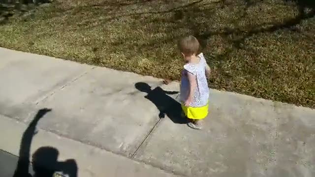 Gölgeden korkan minik çocuk