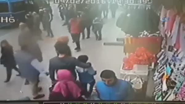 İstanbul’da 2 kişinin yaralandığı patlama kamerada