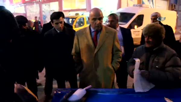 Acun Ilıcalı'nın amcası AK Parti Erzurum Milletvekili Mustafa Ilıcalı balık dağıttı