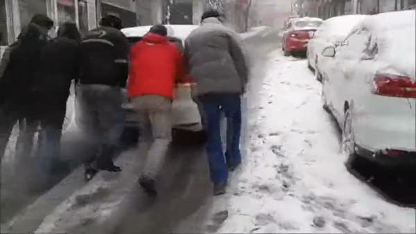 Kar İstanbul - Çanakkale yolunu kapattı