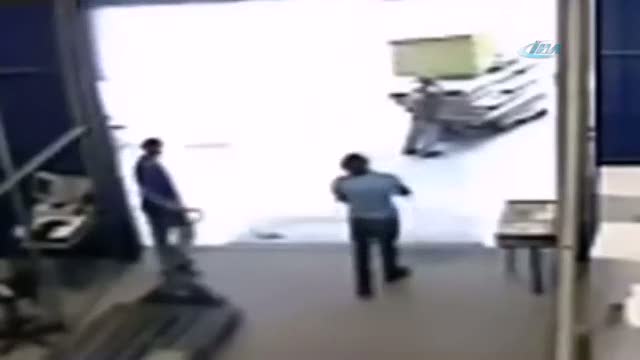 Demir korkuluk kafasına böyle düştü