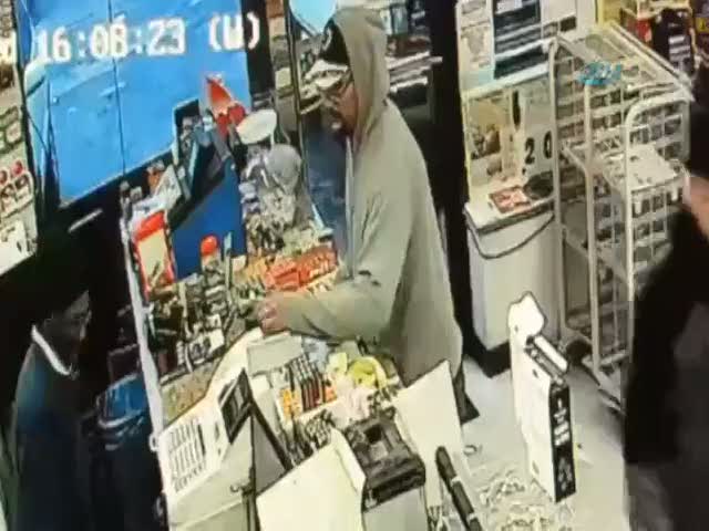 Soyguncu kasiyerin gazabına uğradı