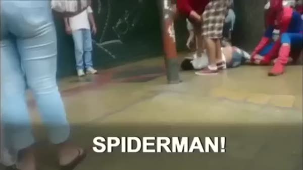Örümcek adam hırsız yakaladı