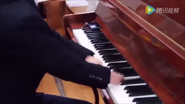 Elleri olmayan gençten piyano resitali