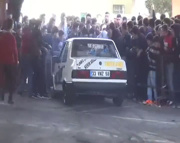 Drift yapan otomobil seyircilerin arasına daldı
