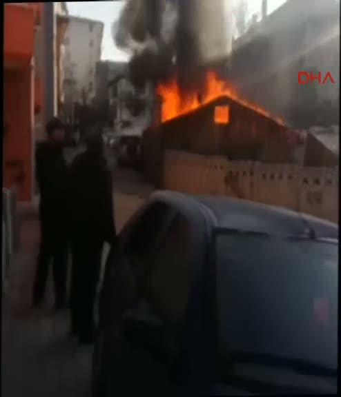 Yaşlı çifti yangından komşuları kurtardı