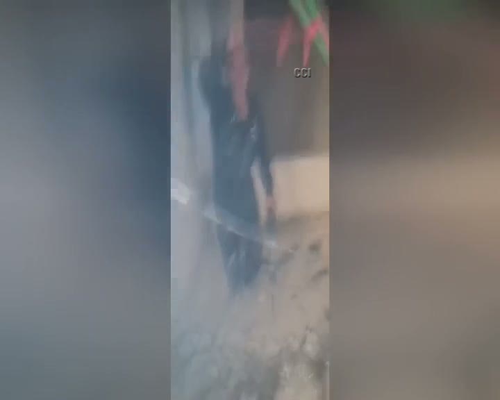Beton kırma makinesiyle halay çekti