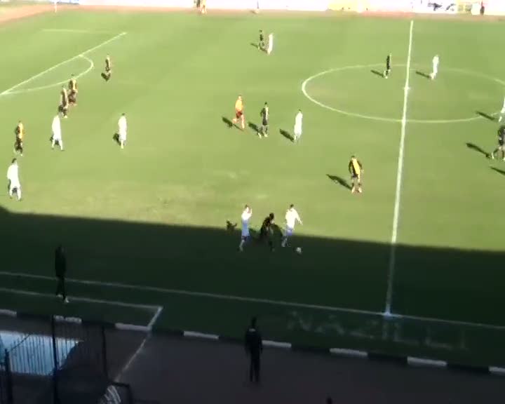 Rakibin suratını tekmeleyince saha karıştı