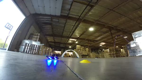 Depoda aşırı aksiyon içeren drone yarışı!
