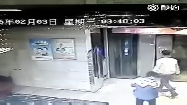 Tekme atarak kırdığı asansör kapısından boşluğa düşen adam